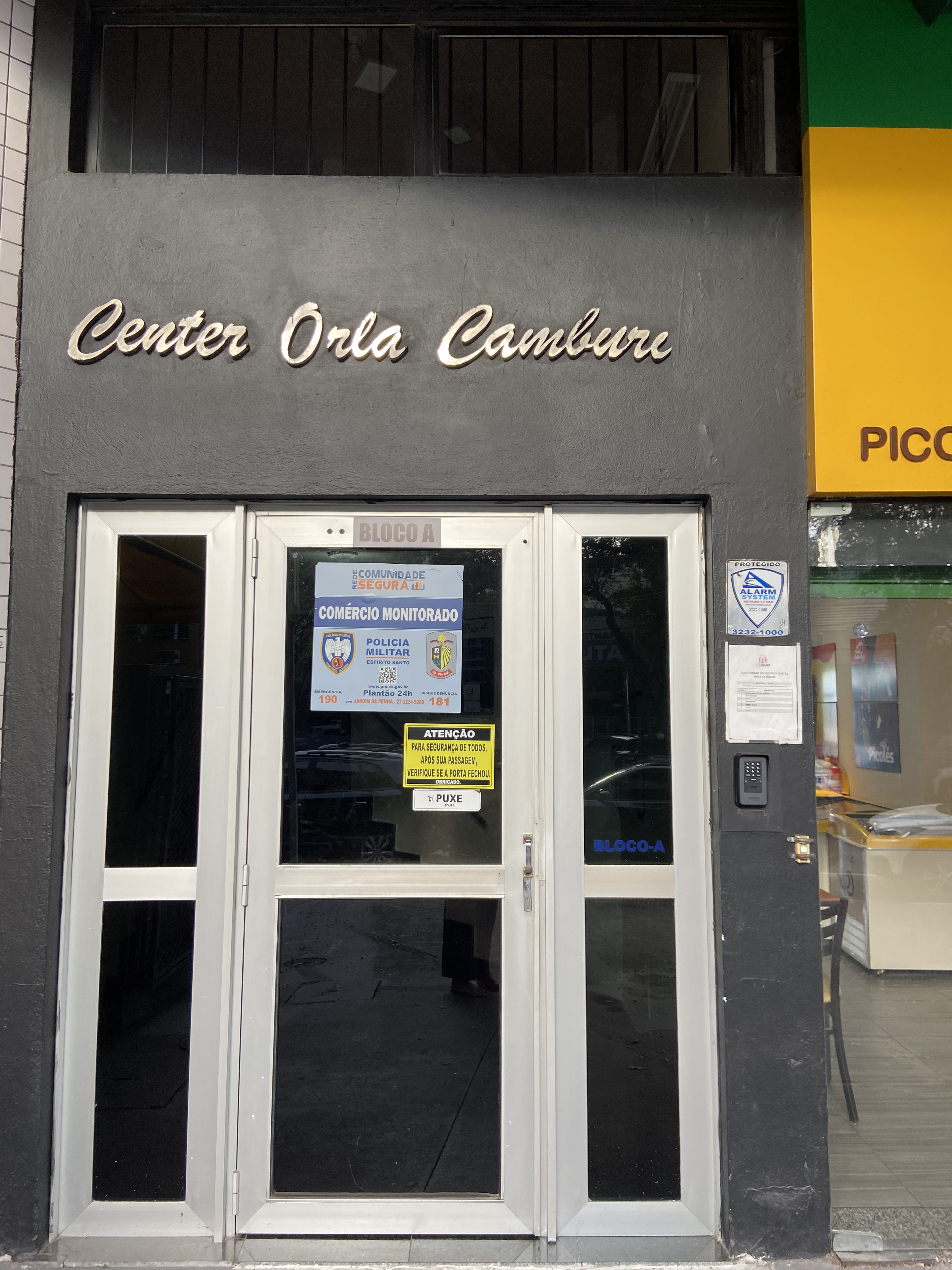 Entrada do Edifício Center Orla de Camburi onde fica o Espaço Prof. Artur Guerra