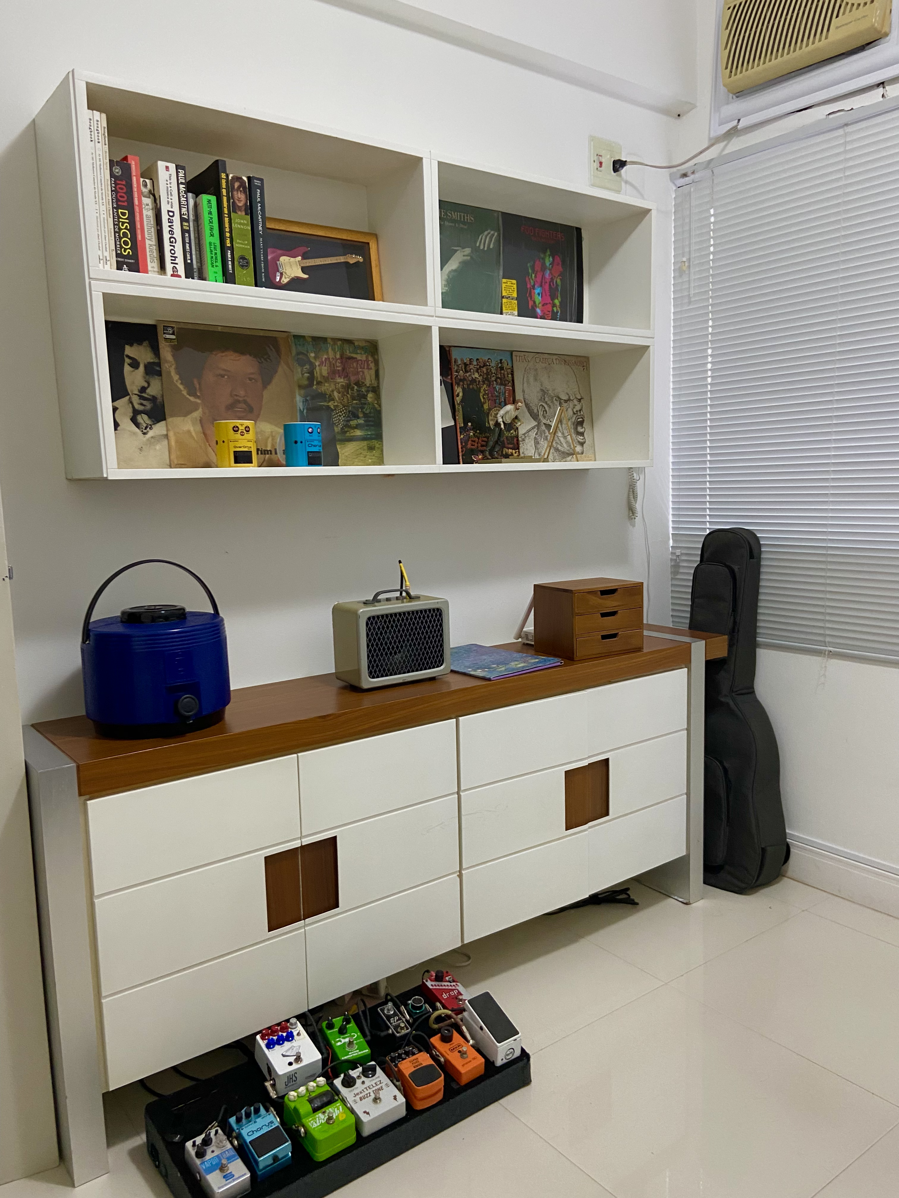Equipamentos, pedais, livros e discos no Espaço Prof. Artur Guerra