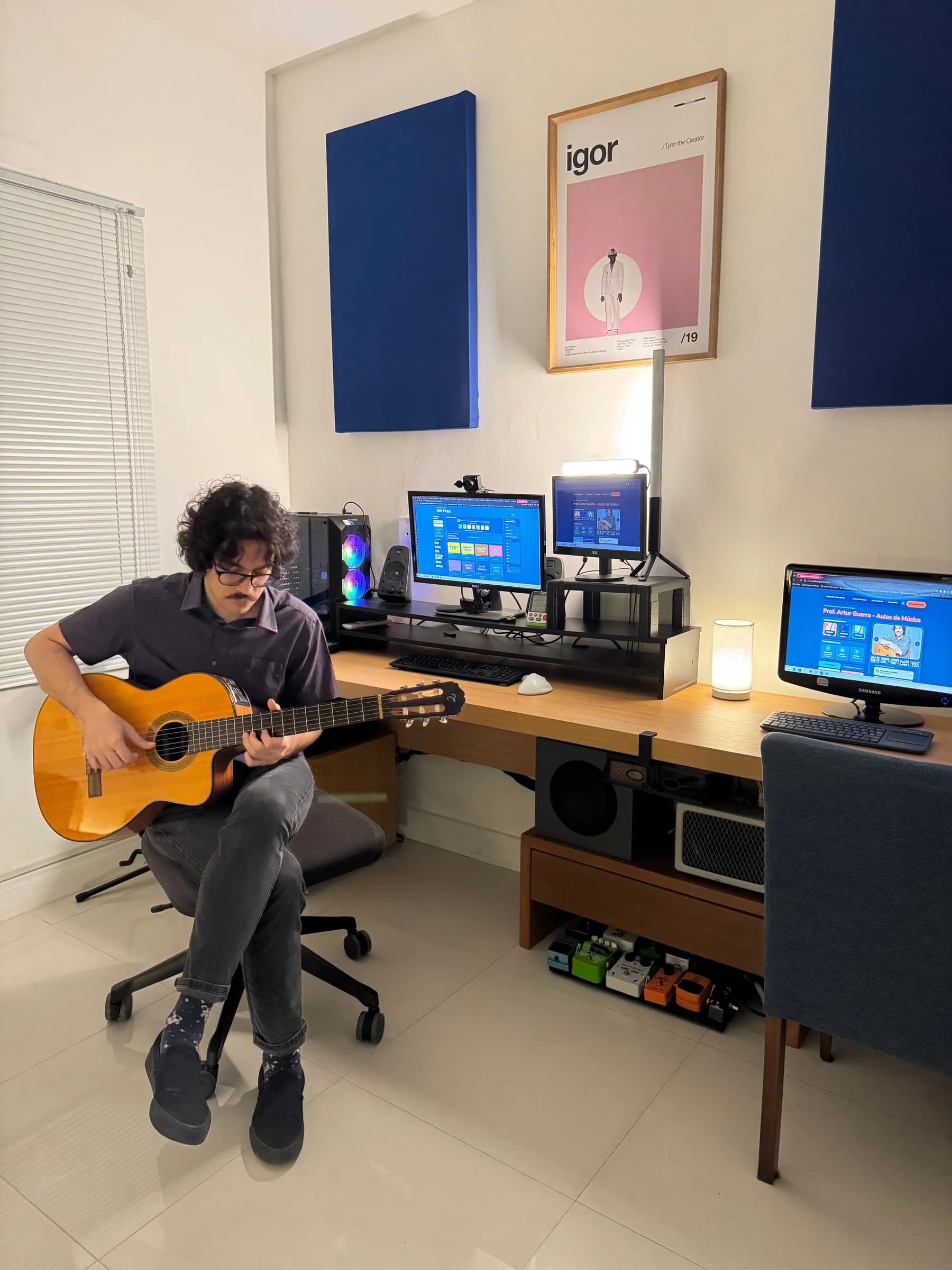Prof. Artur Guerra tocando violão no estúdio de aulas